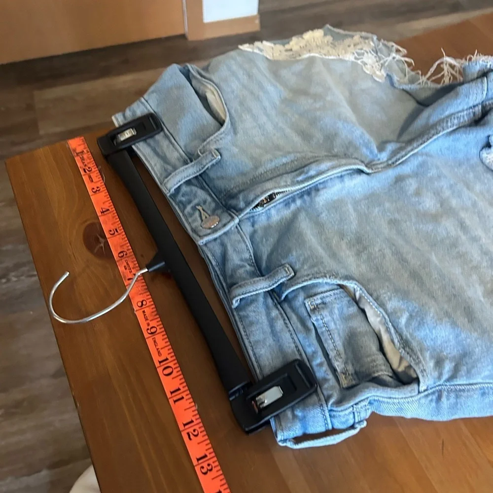 Hollister Light 5/4 w27 Blue Denim Shorts with White Lace Appliqué